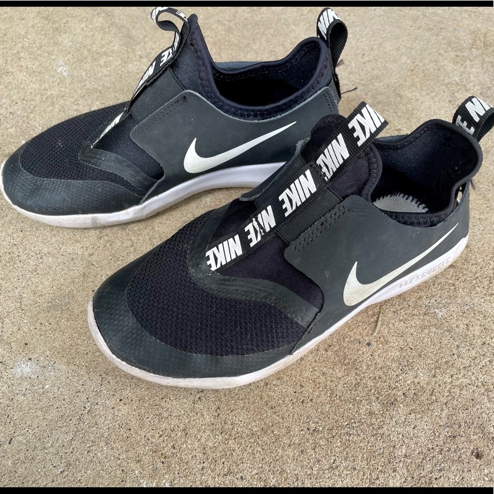 Nike Flex Runner Little Kids size 2 black and white boys girls unisex youth